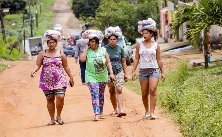 Prefeitura de Palmeira dos Índios entrega cestas de Natal em localidades da zona rural