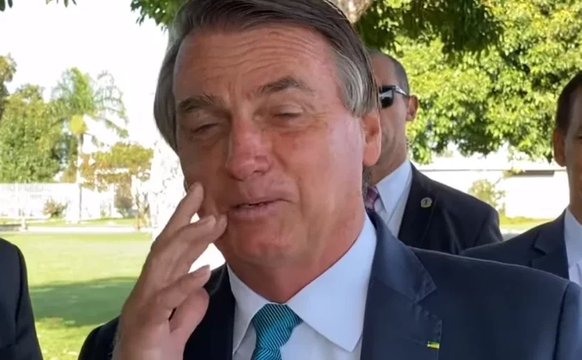 Apoiadores aplaudem Bolsonaro ao confundirem piada sobre gasolina a R$ 3