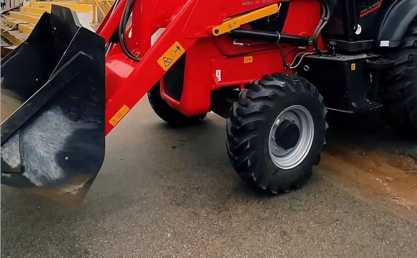 Prefeito Geo Cruz garante retroescavadeira para fortalecer agricultura em Ibateguara