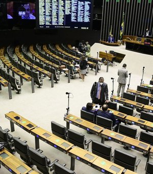 Deputados derrubam vetos a lei que suspende os despejos na pandemia