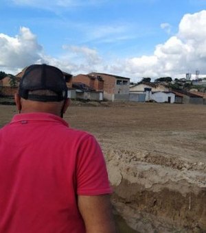 Em Branquinha, obra de drenagem na orla vai facilitar escoamento de águas