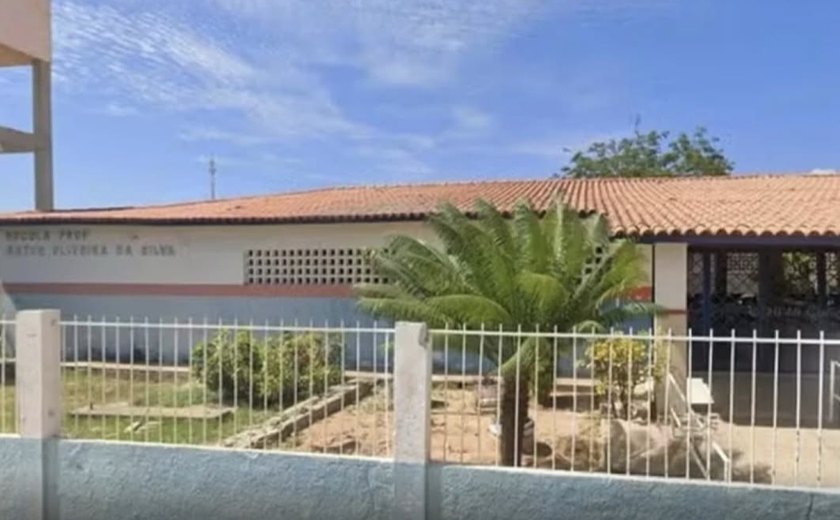 Professor de filosofia é afastado após ficar nu em sala de aula na Bahia