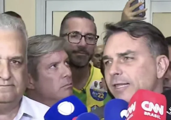 “JHC está com a gente na campanha”, diz Flávio Bolsonaro em Maceió