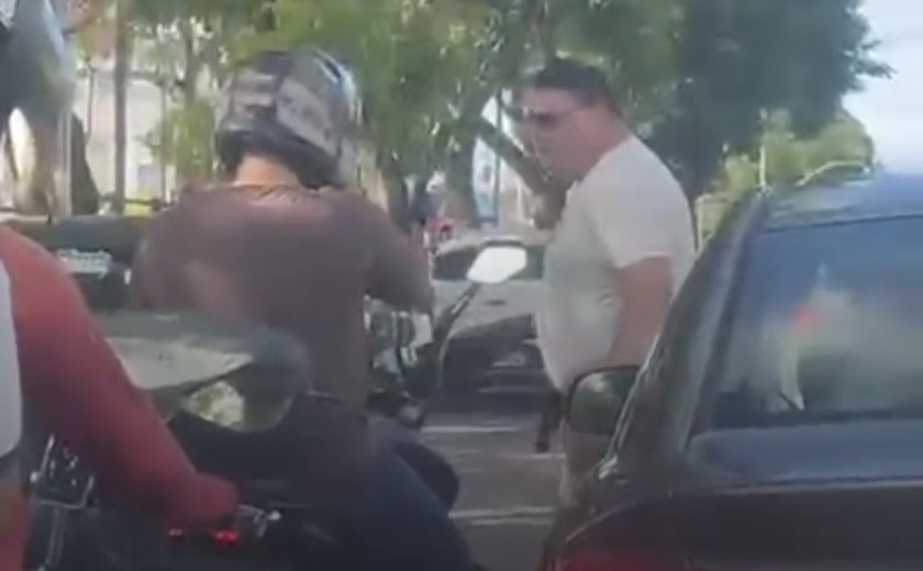 Homem armado agride motoboy após discussão no trânsito em Maceió