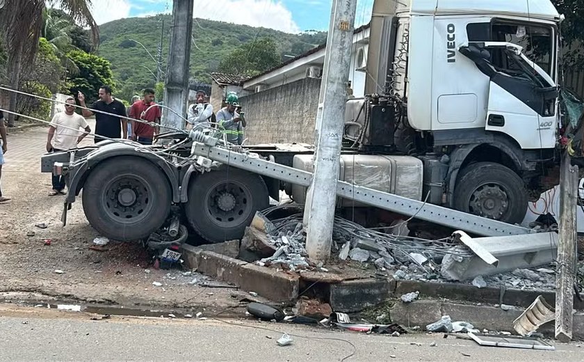 Servidora da Educação morre após ser atingida por caminhão na contramão em Palmeira dos Índios