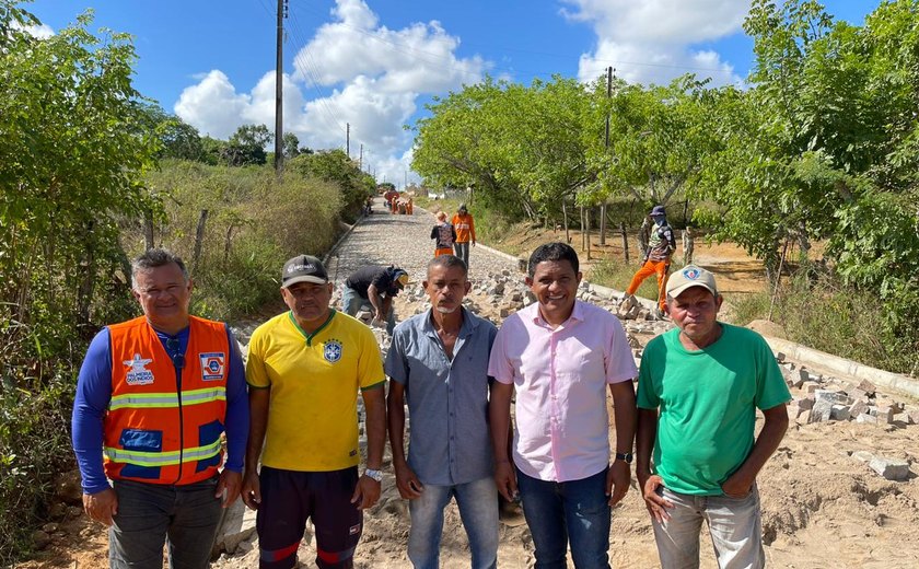 Prefeitura de Palmeira realiza obras de calçamentos na zona rural