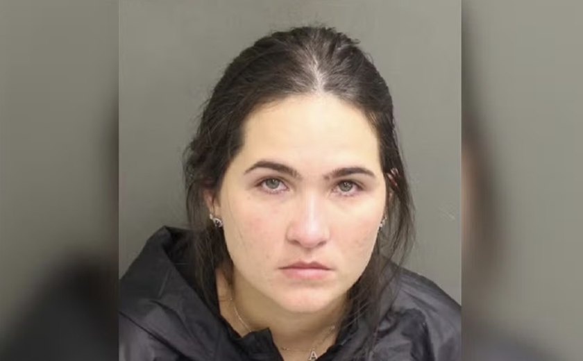 Amanda Vasconcelos, esposa do cantor sertanejo Henrique, é detida na Flórida por dirigir com CNH vencida e fugir da polícia.