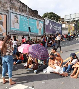 Familiares de detentos realizam protesto em Maceió