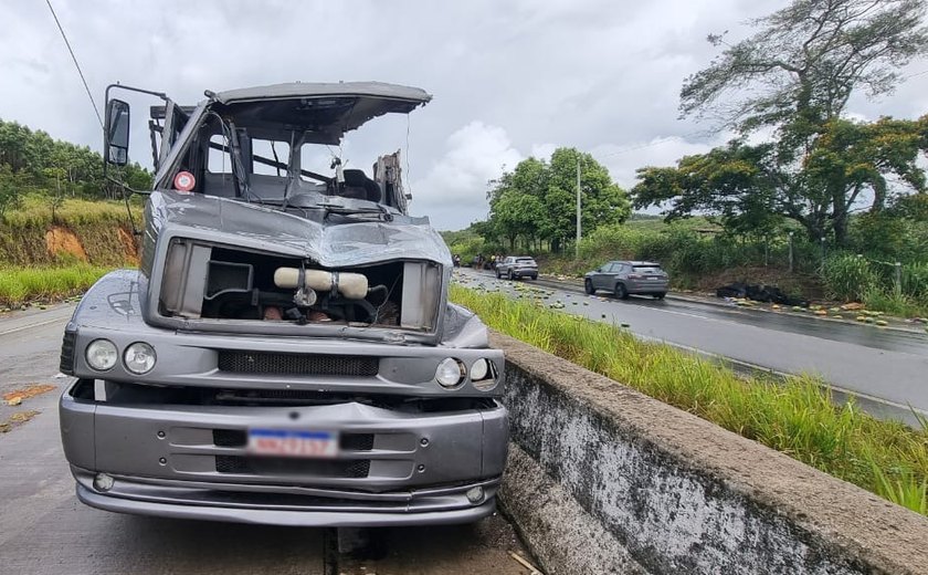 Caminhão tomba e deixa dois mortos na BR-101, em Messias