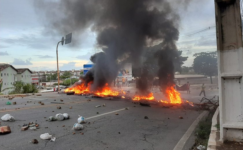 Moradores fecham Ladeira Geraldo de Melo em protesto contra ação policial que deixou três mortos