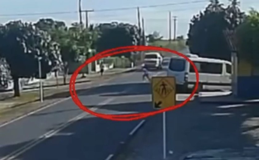 Menino de 9 anos morre atropelado ao descer de van escolar em Passagem (RN)