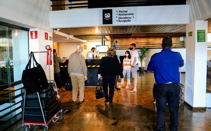 Avanço da Ômicron provoca cancelamentos de viagens e afastamento de trabalhadores em AL