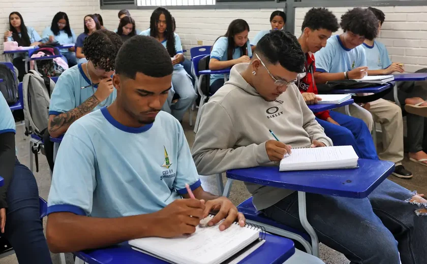 Beneficiário do Pé-de-Meia ganha R$ 200 se fizer dois dias de Enem