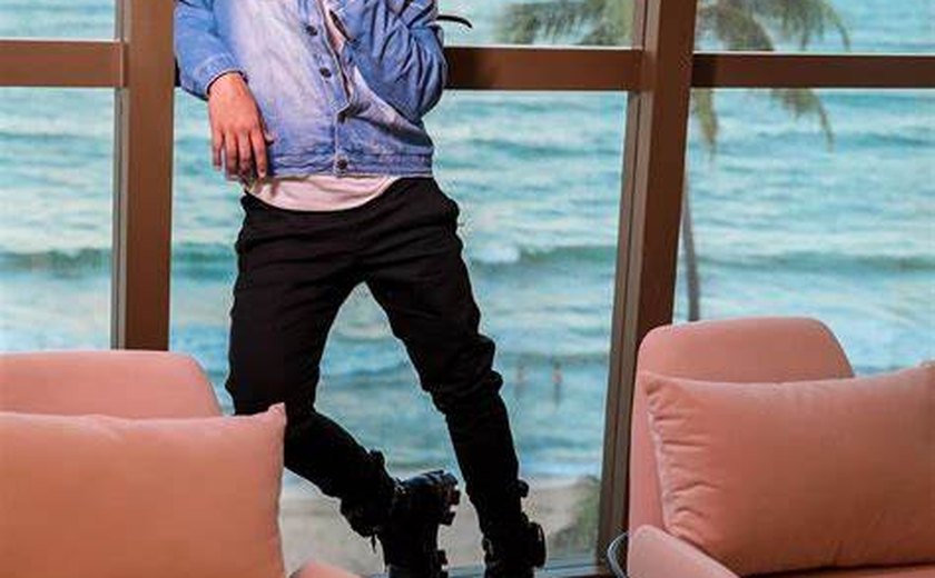 Carlinhos Maia processa seguidor que não sai da porta de sua casa