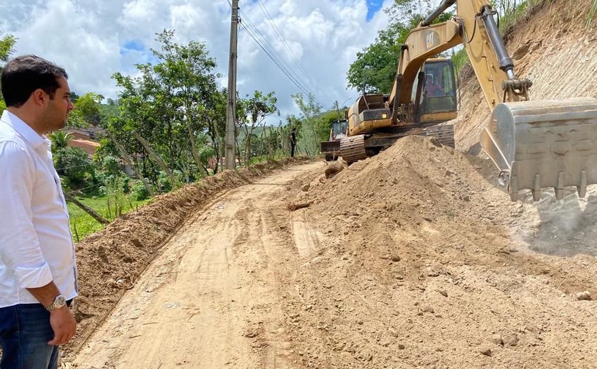 Prefeito Arthur Freitas acompanha início de mais uma obra de pavimentação