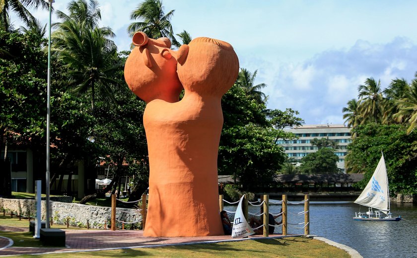 Programa Alagoas Feita à Mão deve restaurar escultura gigante de O Beijo, de Dona Irinéia