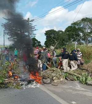 Manifestantes sem-terra protestam na BR-104, em União dos Palmares