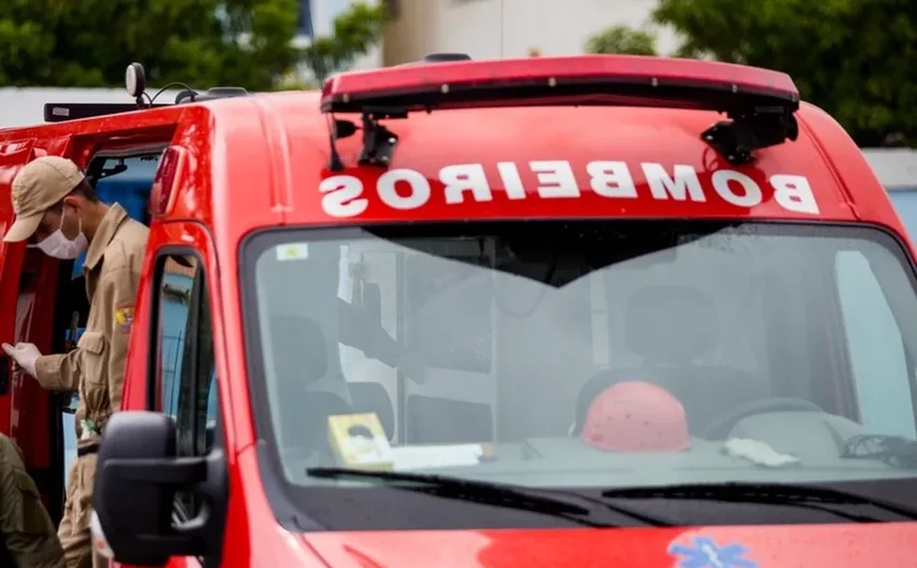 Carro com mulher e idoso capota na Br-101, em Messias