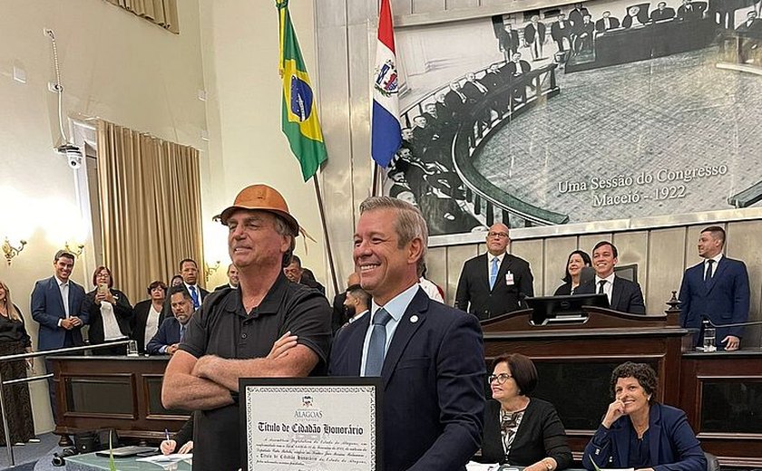 Ex-presidente Jair Bolsonaro é homenageado e recebe título de Cidadão Honorário de Alagoas