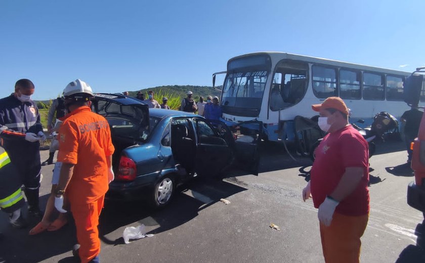 Cinco pessoas ficam feridas em um acidente envolvendo carro e ônibus no Benedito Bentes, entre elas uma menina de dois anos.