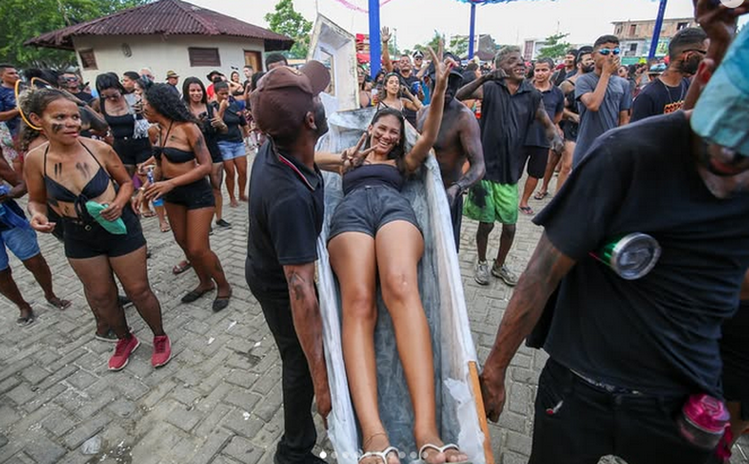 Bloco do Caixão comemora 33 anos arrastando multidão no Carnaval de Murici