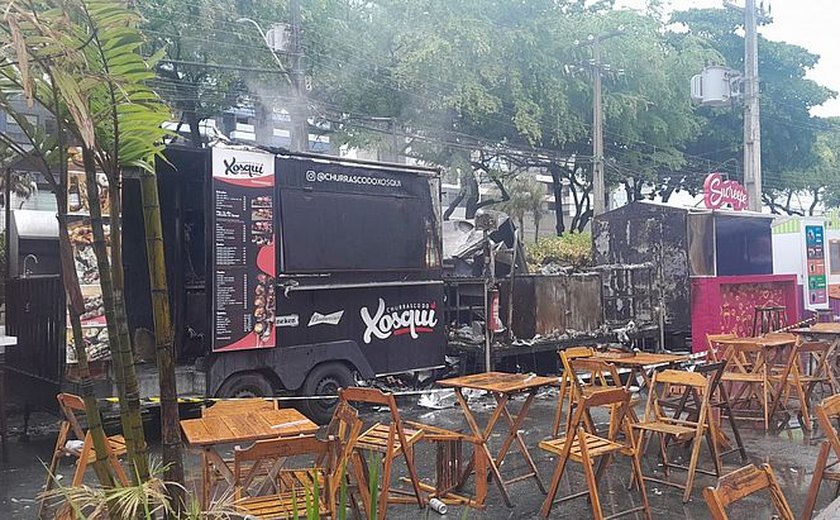 Incêndio atinge food trucks e causa destruição na antiga Amélia Rosa