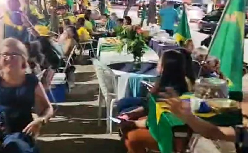 Manifestantes organizam 'banquete patriótico' em Maceió