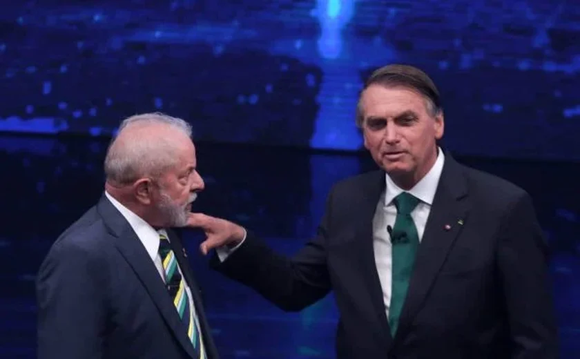 Lula x Bolsonaro: debate tem troca de ofensas, repetição de fake news e mão no ombro