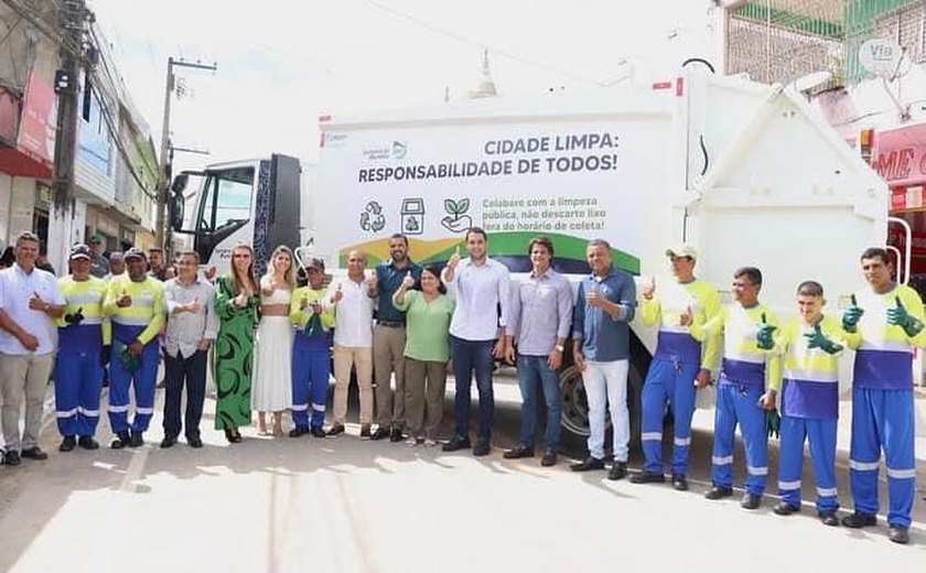 Prefeito de Santana do Mundaú entrega dez novos veículos e distribui fardamentos aos profissionais da limpeza pública