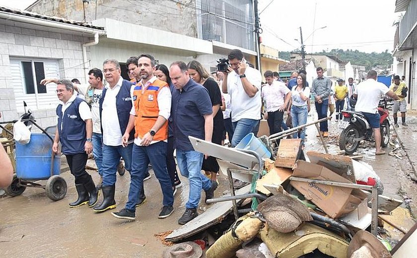 Governador Paulo Dantas visita áreas afetadas pelas chuvas em Alagoas