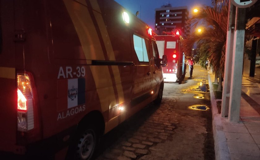 Bombeiros evacuam prédio para encontrar foco de incêndio em apartamento na Jatiúca