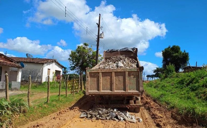 Prefeitura de Ibateguara realiza manutenção na estrada que dá acesso ao assentamento Jussara