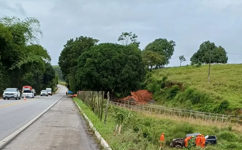 Idoso de 66 anos morre após carro sair da pista e cair em ribanceira na BR-104