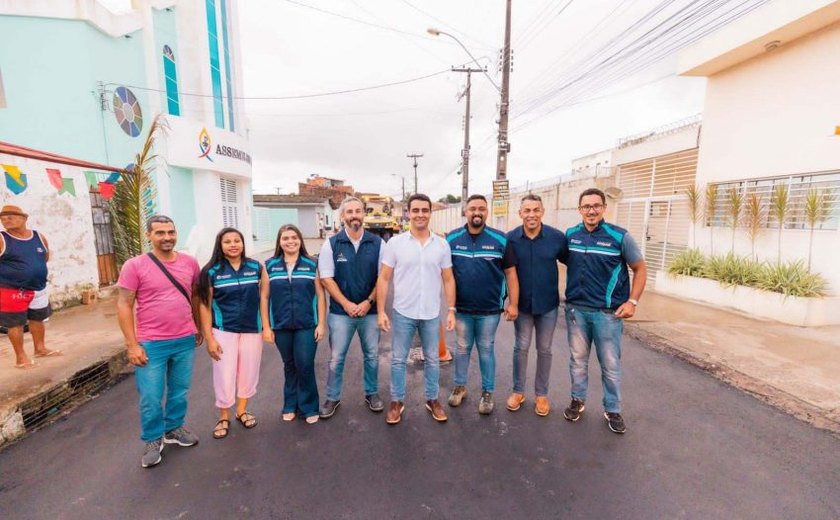 Prefeito JHC acompanha avanço das obras de pavimentação para beneficiar mais de 50 mil pessoas