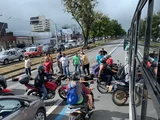 Avenida Fernandes Lima é fechada por motoristas de aplicativo após morte de colega de trabalho