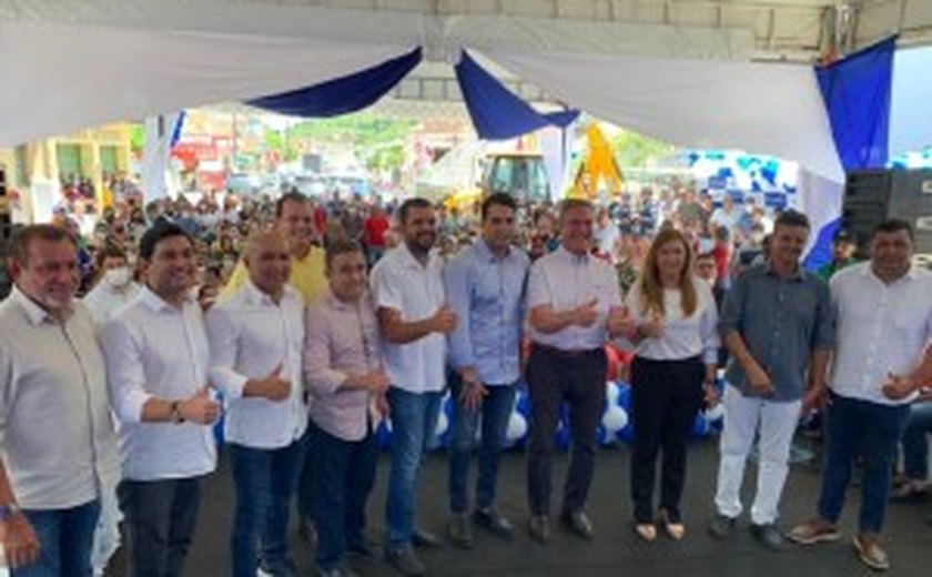 Rodrigo Valença intensifica agenda por Alagoas e participa com Fernando Collor de entrega de equipamento agrícola em Santana do Mundaú