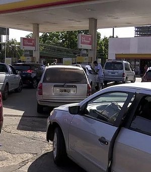 Gasolina por metade do preço na Argentina gera fila de brasileiros