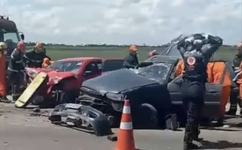 Colisão entre carros deixa cinco feridos no Benedito Bentes