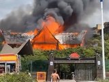 Vídeo: Casa noturna é destruída por incêndio na Praia Brava em Itajaí