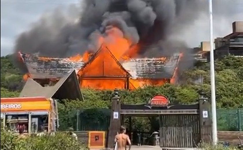 Vídeo: Casa noturna é destruída por incêndio na Praia Brava em Itajaí