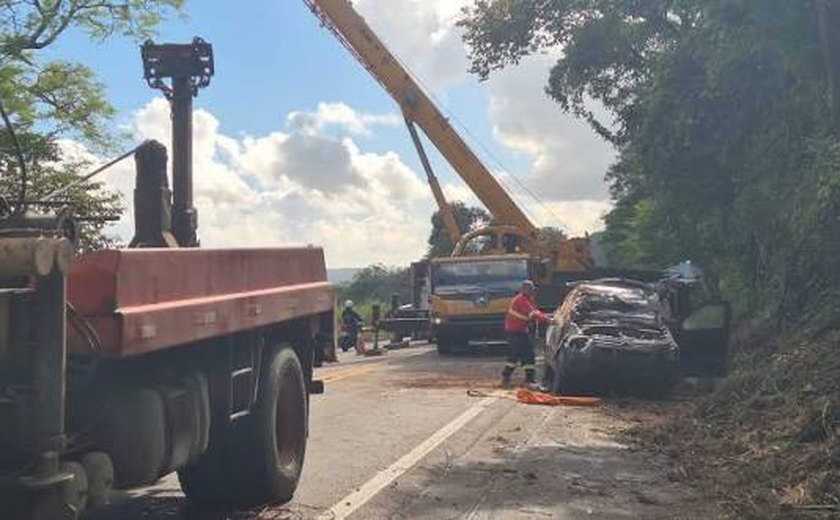 Carreta-cegonha tomba na BR-316 com 11 veículos entre Satuba e Pilar