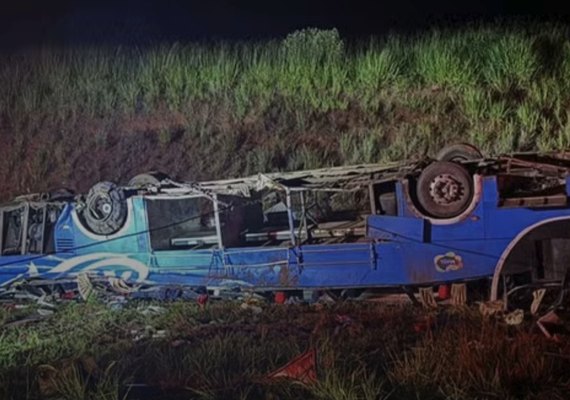 Ônibus com trabalhadores rurais tomba e deixa seis mortos, São Paulo
