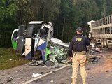 Colisão frontal entre ônibus e carreta deixa 21 mortos no Paraná