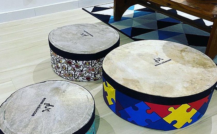 Novas vítimas procuram a polícia para denunciar abusos de professor de música; ele nega o crime