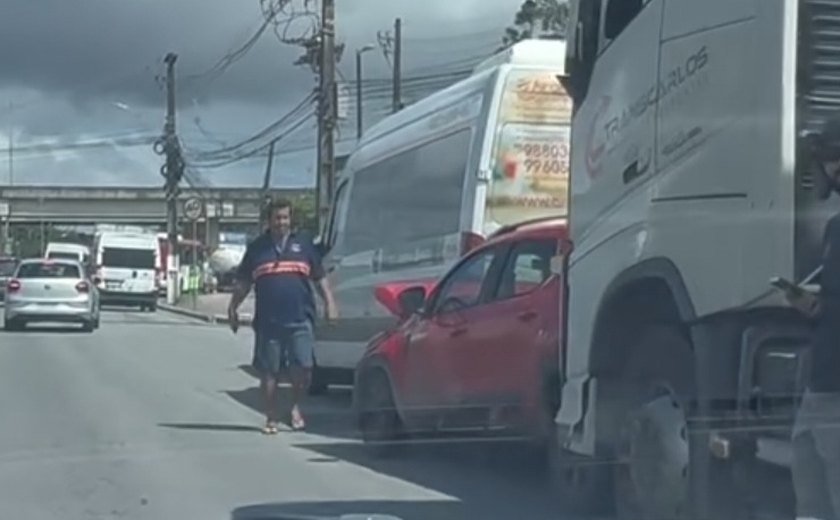 Veículo fica preso entre carreta e van na Avenida Menino Marcelo em Maceió
