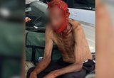 Idoso de 83 anos em situação de rua tem cabelo e barba tingidos de vermelho por empresário