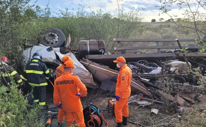 Uma pessoa morre e outra fica ferida em capotamento de caminhão em Palmeira dos Índios