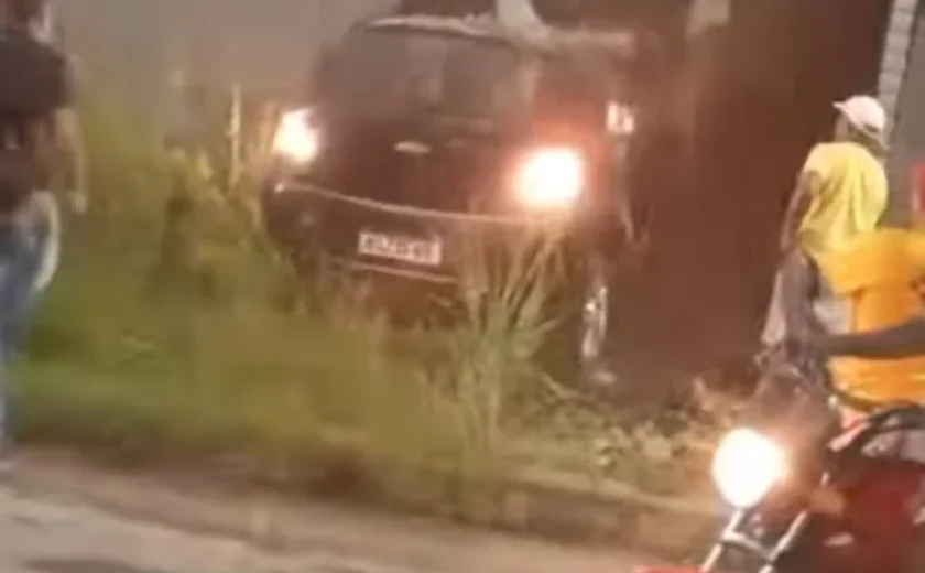 Carro perde o controle e invade casa em União dos Palmares; ninguém se feriu