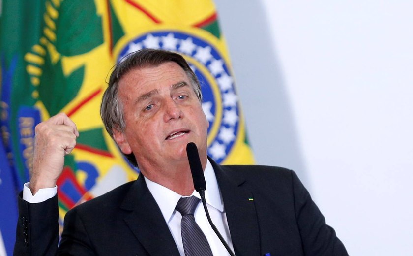 'Se eu estivesse coordenando a pandemia, menos pessoas morreriam', diz Bolsonaro