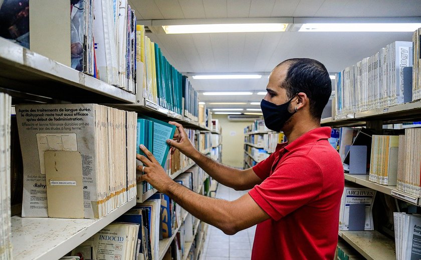 Ufal recomenda volta do uso de máscara em locais fechados no âmbito da instituição